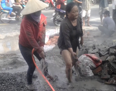 Vụ “2 phụ nữ 38 lần phá nhà người khác”: Truy tố 2 bị can tội “Hủy hoại tài sản” - 1 Hai bị can Châu Thị Ba (phải) và Nguyễn Thị Liên trong một lần phá hoại tài sản của bà Liên Mỹ Lén.