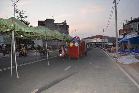 Buôn bán không được, nhiều người không dọn hàng bán.