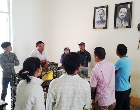 Tiết trời đẹp, nhiều cung bậc cảm xúc trong ngày đầu năm 2015 - 53 Tầng trệt khu nhà nhộn nhịp khách tham quan.