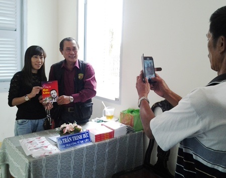 Tiết trời đẹp, nhiều cung bậc cảm xúc trong ngày đầu năm 2015 - 54 Khách chụp ảnh cùng con trai Công tử Bạc Liêu. (Ảnh: Huỳnh Hải)