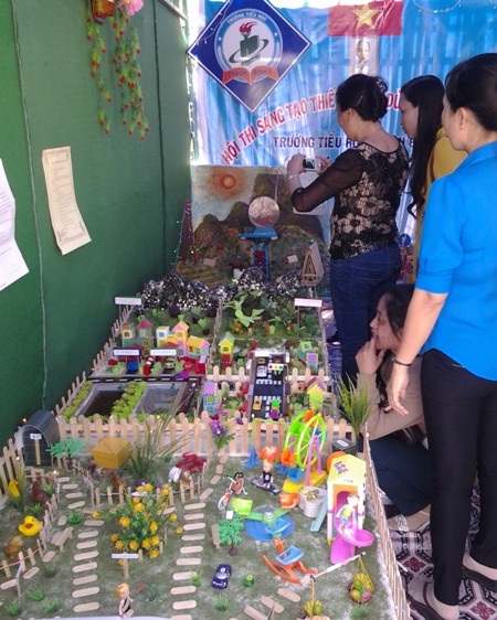 Phong phú đồ dùng sáng tạo dạy học của giáo viên tiểu học - 3 Phong phú mô hình thiết bị dạy học ở các khối lớp bậc tiểu học.