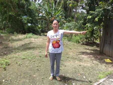 Bà Năm trên phần đất tranh chấp.