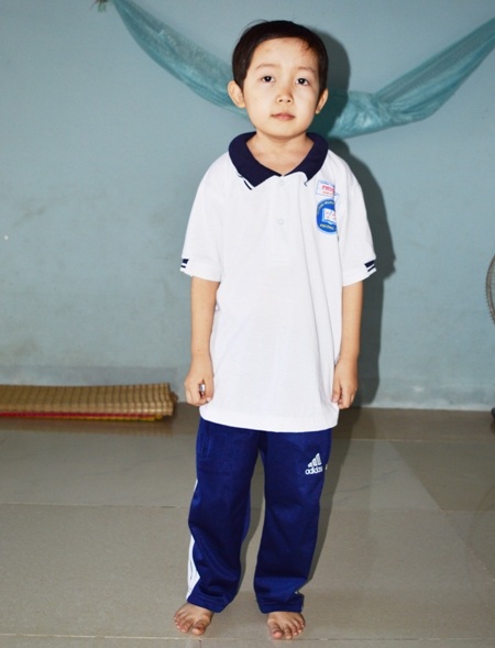 Cháu Đặng Kỳ Tài đã 15 tuổi, học lớp 9 nhưng trông như trẻ lên 4.