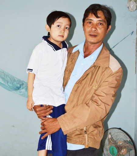 Hàng ngày Tài đi học đều được cha chở đến trường bởi thân hình cháu quá nhỏ bé.