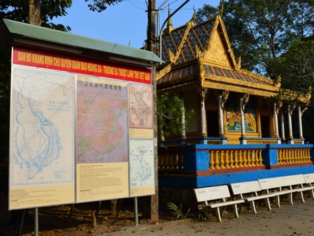 Các tấm bản đồ lắp đặt trong khuôn viên Chùa Dơi.