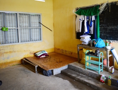 ...và chỗ ngủ đều phải tận dụng bục giảng trông đế tồi tàn.