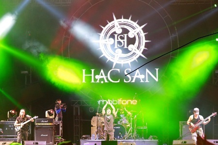 Hạc San với màn diễn tràn đầy cảm xúc.