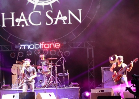 Hạc San với màn diễn tràn đầy cảm xúc.