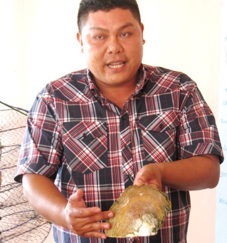 ...cũng được xẻ lấy ngọc để du khách chiêm ngưỡng.