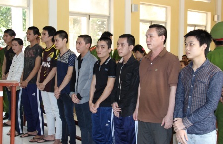 Nguyễn Quốc Ngây (thứ 4 từ phải sang trái) và các bị cáo tại phiên tòa.