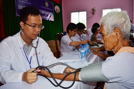 Khám bệnh cho người dân.