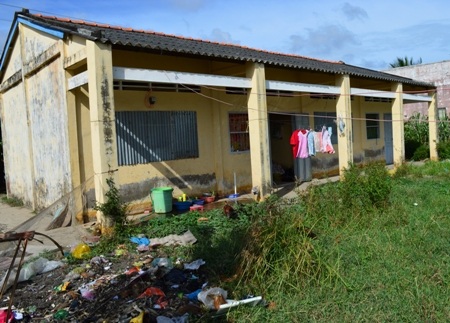 Khu ở tập thể là 2 phòng học đã xuống cấp.