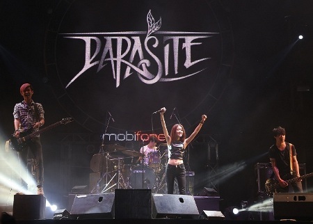 Nhóm Parasite mở màn đêm diễn.