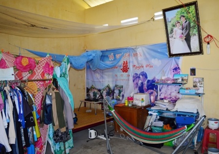 ...và tổ ấm của một cặp vợ chồng giáo viên trông đến ái ngại.