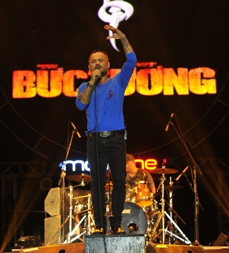 Trần Lập của Bức tường có màn thể hiện làm nức lòng khán giả yêu rock. 