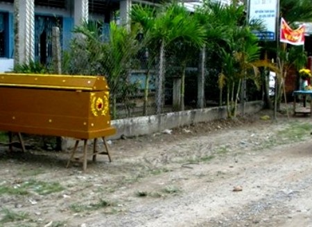 Đặt quan tài trước nhà phản đối cưỡng chế đất - 1 Quan tài đặt trước nhà bà Huệ.