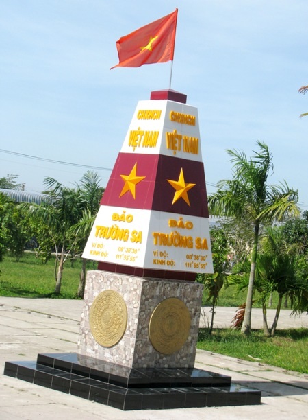 Cột mốc đảo Trường Sa tại Trường THCS Trường Long A, huyện Châu Thành A, tỉnh Hậu Giang.