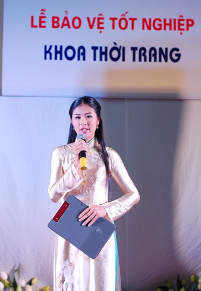Hồng Quế trình diễn mẫu thiết kế tốt nghiệp của Hoa hậu Ngọc Hân - 1 Hồng Quế trình diễn mẫu thiết kế tốt nghiệp của Hoa hậu Ngọc Hân - 1