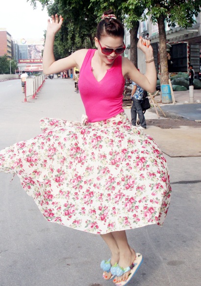 Trà Ngọc Hằng tươi trẻ với váy hồng - 1