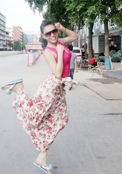 Trà Ngọc Hằng tươi trẻ với váy hồng - 2