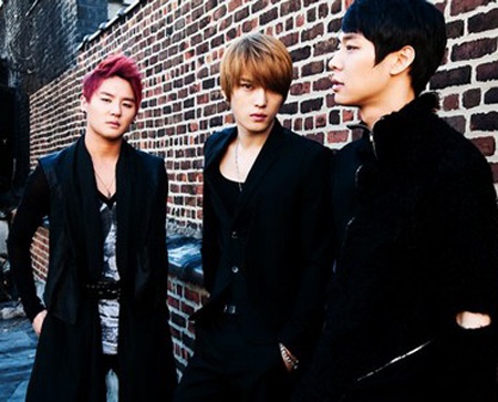 Fan nóng lòng với sự xuất hiện của JYJ - 1