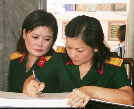 Bạn bè, đồng nghiệp tiễn đưa Hồng Sơn về nơi an nghỉ cuối cùng - 32