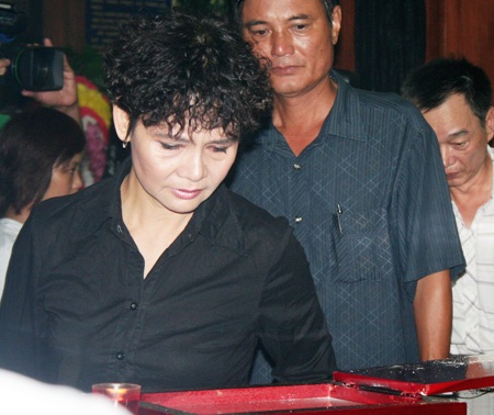 Bạn bè, đồng nghiệp tiễn đưa Hồng Sơn về nơi an nghỉ cuối cùng - 29