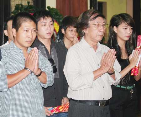 Bạn bè, đồng nghiệp tiễn đưa Hồng Sơn về nơi an nghỉ cuối cùng - 9