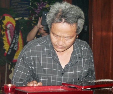 Bạn bè, đồng nghiệp tiễn đưa Hồng Sơn về nơi an nghỉ cuối cùng - 26