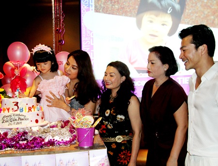 Vợ chồng Bình Minh “tay trong tay” dự sinh nhật con gái Trương Ngọc Ánh - 8 Vợ chồng Bình Minh “tay trong tay” dự sinh nhật con gái Trương Ngọc Ánh - 8