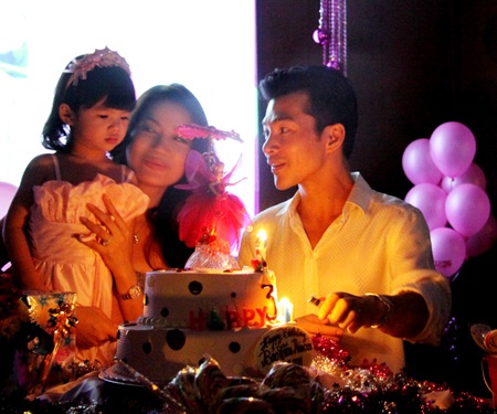 Vợ chồng Bình Minh “tay trong tay” dự sinh nhật con gái Trương Ngọc Ánh - 6 Vợ chồng Bình Minh “tay trong tay” dự sinh nhật con gái Trương Ngọc Ánh - 6