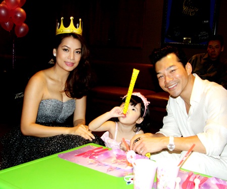 Vợ chồng Bình Minh “tay trong tay” dự sinh nhật con gái Trương Ngọc Ánh - 11 Vợ chồng Bình Minh “tay trong tay” dự sinh nhật con gái Trương Ngọc Ánh - 11