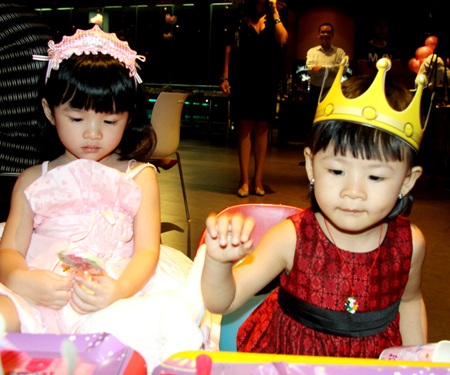 Vợ chồng Bình Minh “tay trong tay” dự sinh nhật con gái Trương Ngọc Ánh - 4 Vợ chồng Bình Minh “tay trong tay” dự sinh nhật con gái Trương Ngọc Ánh - 4