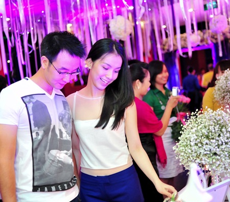 Vợ chồng hoa hậu Thùy Lâm tình tứ  - 1