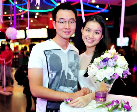 Vợ chồng hoa hậu Thùy Lâm tình tứ  - 3