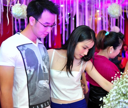 Vợ chồng hoa hậu Thùy Lâm tình tứ  - 5