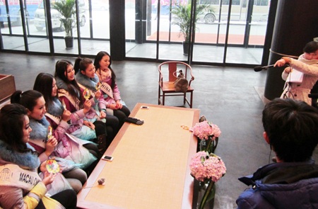 Lê Huỳnh Thúy Ngân thân thiết với người đẹp Trung Quốc - 8