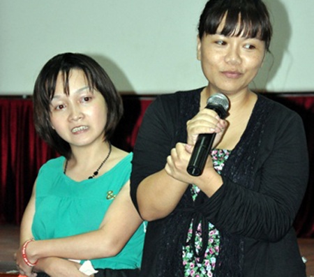 Phan Huyền Thư (bìa phải) và nhân vật của mình, Trà My