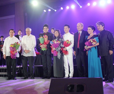 Âm nhạc nối nhịp cầu hữu nghị - 7 Bộ trưởng Ngoại giao Philippines Albert F. Del Rosario, đại sứ Nguyễn Vũ Tú và