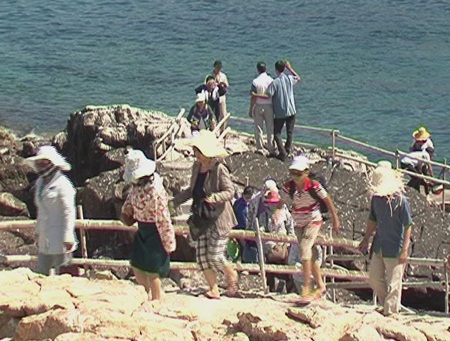 Khách du lịch đến với đảo Yến