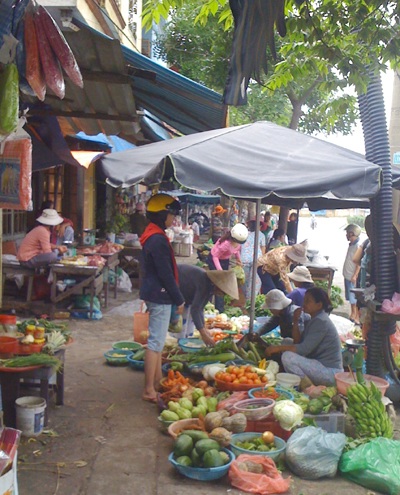 "Vấn nạn" chợ tự phát ở thành phố xanh  - 3