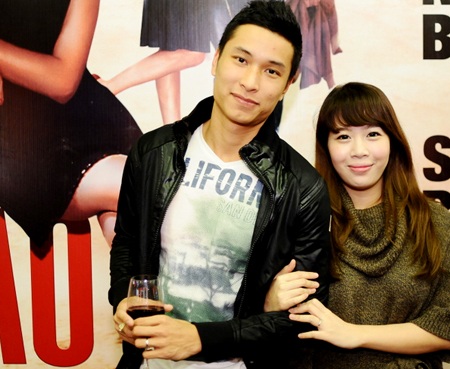 Vợ chồng MC Diệp Chi “tay trong tay” tình cảm - 1