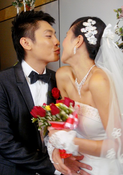 “Chân dài” Phương Mai xinh đẹp trong ngày cưới - 4 “Chân dài” Phương Mai xinh đẹp trong ngày cưới - 4