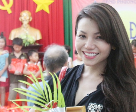 Trà Ngọc Hằng cùng Ngọc Tình làm từ thiện dịp Trung thu - 2 Trà Ngọc Hằng cùng Ngọc Tình làm từ thiện dịp Trung thu - 2