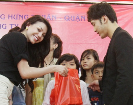 Trà Ngọc Hằng cùng Ngọc Tình làm từ thiện dịp Trung thu - 4 Trà Ngọc Hằng cùng Ngọc Tình làm từ thiện dịp Trung thu - 4