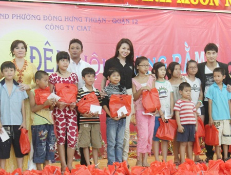 Trà Ngọc Hằng cùng Ngọc Tình làm từ thiện dịp Trung thu - 9 Trà Ngọc Hằng cùng Ngọc Tình làm từ thiện dịp Trung thu - 9