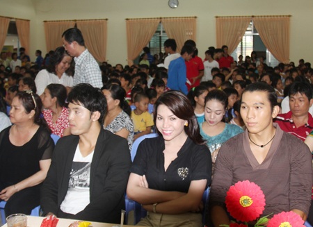 Trà Ngọc Hằng cùng Ngọc Tình làm từ thiện dịp Trung thu - 11 Trà Ngọc Hằng cùng Ngọc Tình làm từ thiện dịp Trung thu - 11