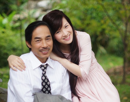 Đan Lê lần đầu tiên đóng phim của chồng - 8 Đan Lê chụp ảnh cùng NS Viết Liên - vào vai bố của Ái Xuân trong phim.