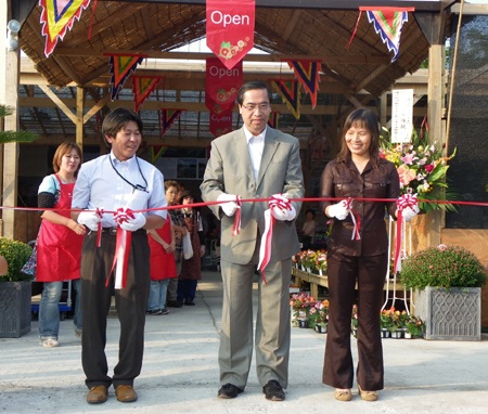 Ngô Hùng Lâm (giữa) cắt băng khánh thành một siêu thị hoa tại Nhật.