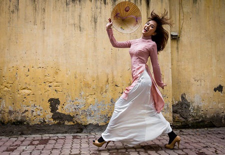 Diễn viên Thu Quỳnh “Lạ khi thấy mình qua ống kính nhiếp ảnh gia Anh” - 5 Thu Quỳnh cho biết, Ryan đã rất thích cách tạo dáng tinh nghịch này